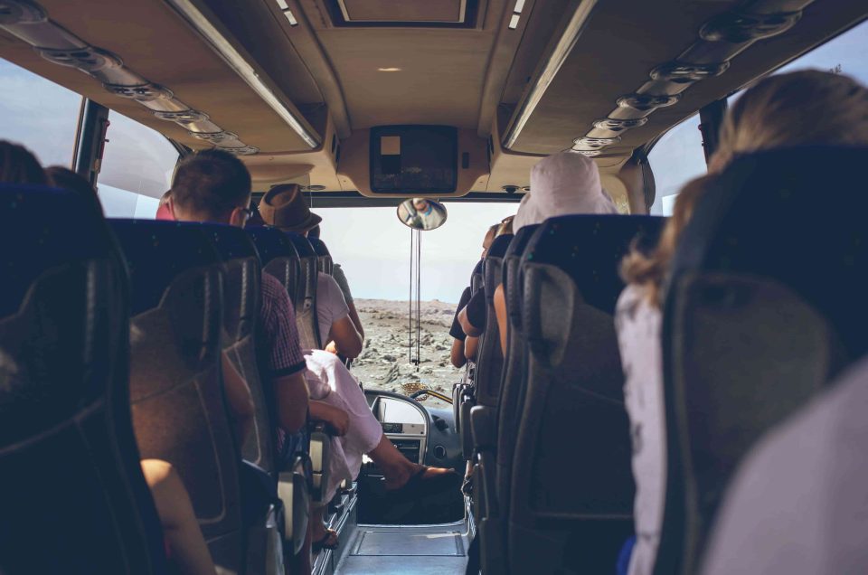 inter er turisticeskogo avtobusa s sidasimi lud mi vid szadi 1 1 960x636 - Головна