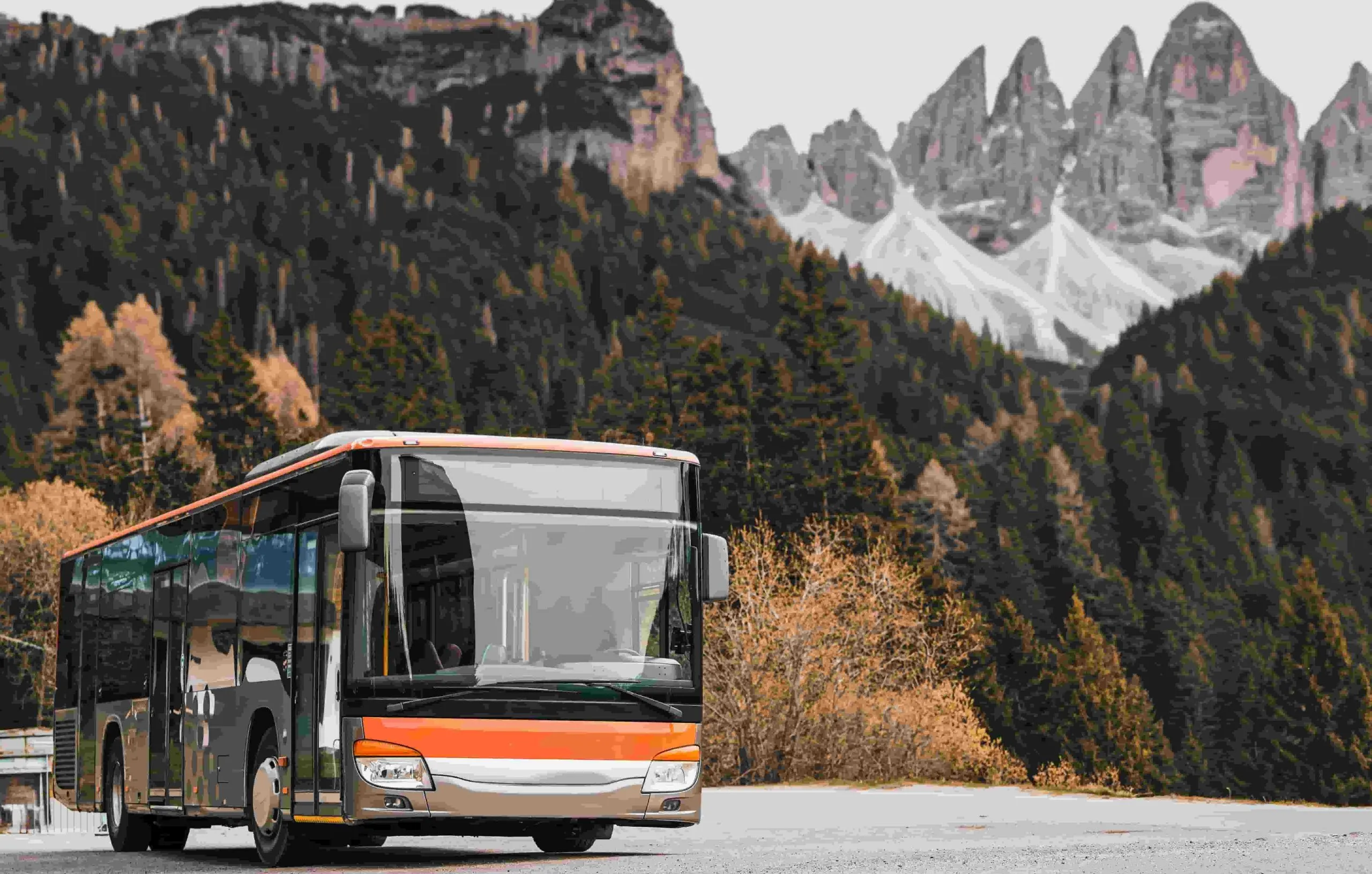 modernyi avtobus v ital anskih dolomitah passazirskii avtobus sredi krasoty prirody 1 scaled - Автобус для тура