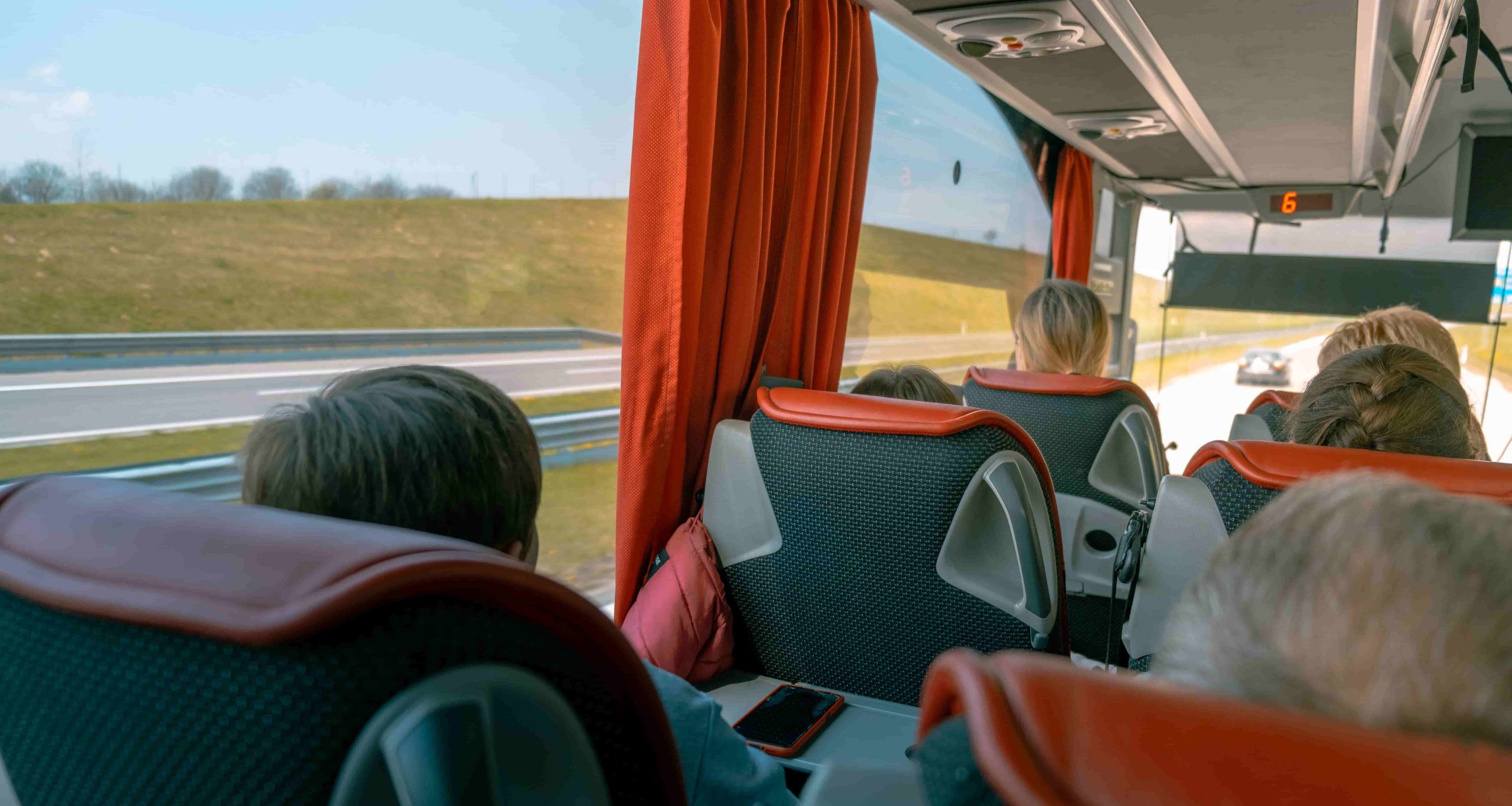 poezdka na avtobuse vnutri avtobusa 1 scaled - Tour bus rental